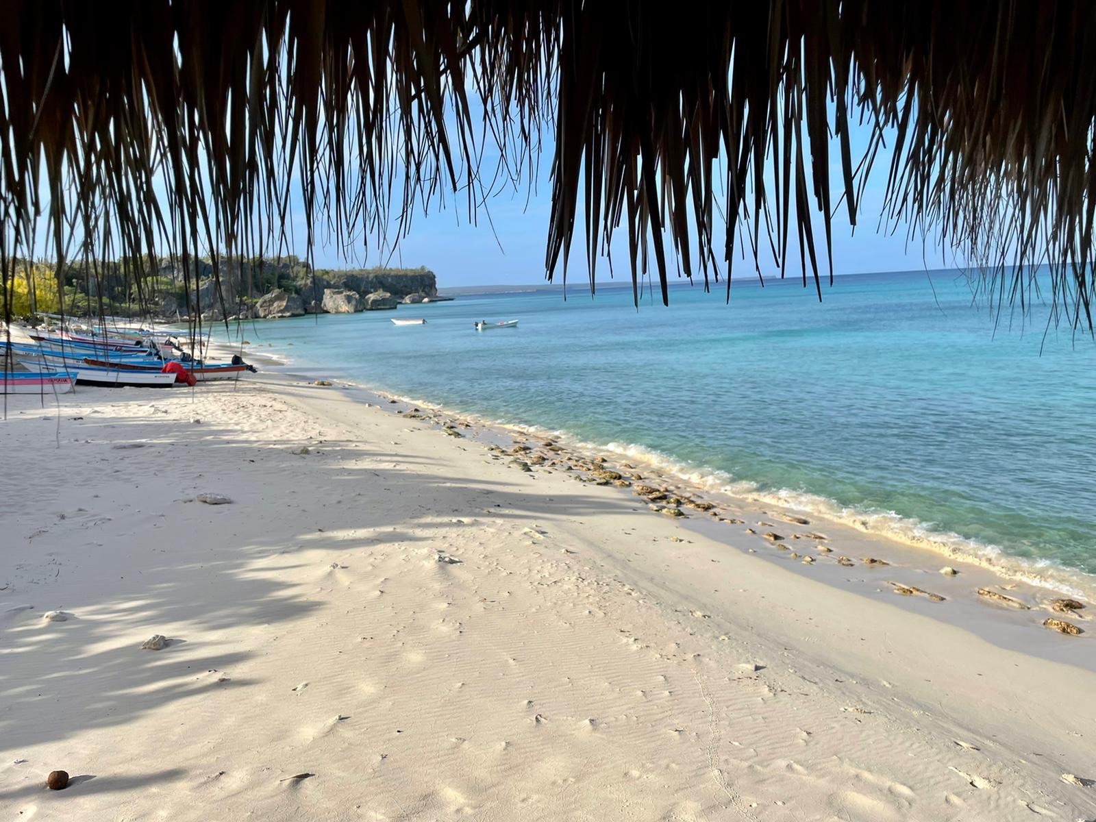 Barcas de pesca tradicional sobre arena blanca en una playa desierta de Madagascar.
