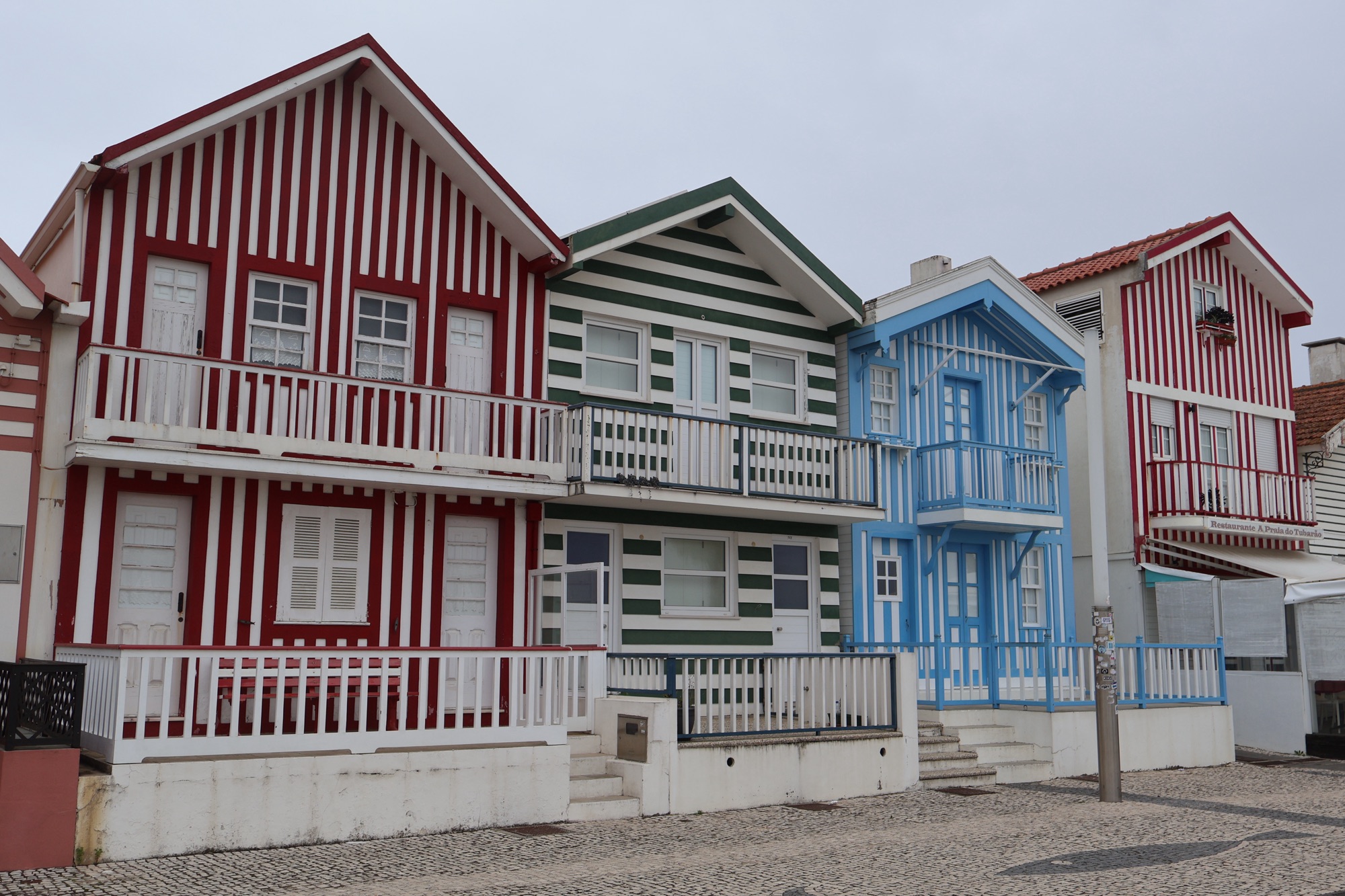 Fachadas de casas de rayas coloridas en Costa Nova, Portugal