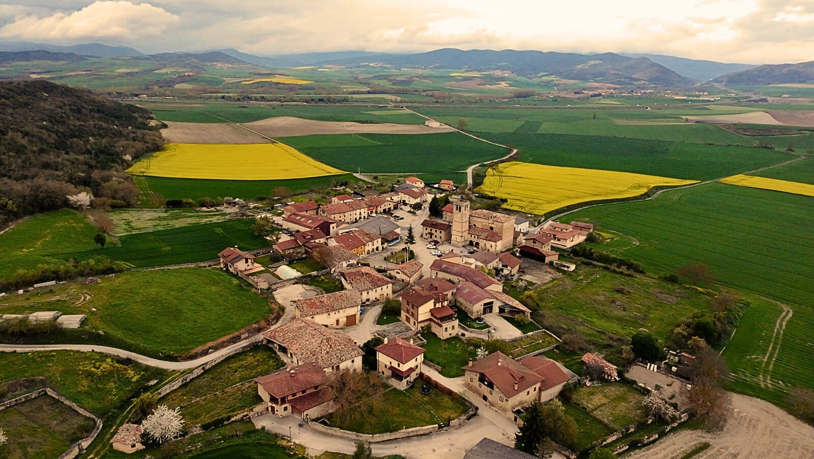 Fotografía aérea con dron del pueblo de Pangua en el Condado de Treviño
